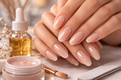 mains avec gainage ongle naturel nude rose et finition brillante en photo magazine