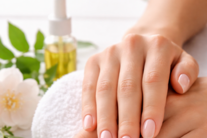 manucure japonaise sur ongles naturels avec effet brillant sans vernis