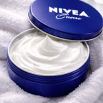 Pot de crème Nivea bleue avec texture riche