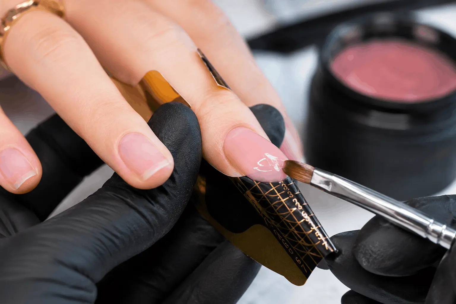 Pose de chablon ongle pour extension en gel