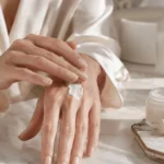 Application d’une crème hydratante sur des mains sèches