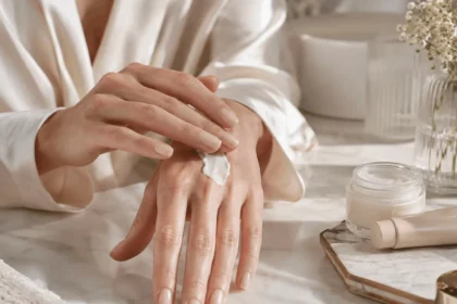 Application d’une crème hydratante sur des mains sèches